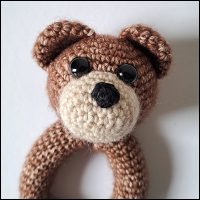 Product afbeelding Benny de rammelaar schuin voorkant Benny de beer rammelaar patroon