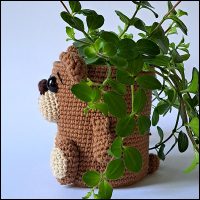 Product afbeelding plantenpotje beer bruin gewone voeten zijkant Beer plantenpotje patroon