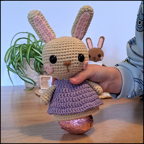 Product afbeelding Eierwarmer konijn Benjamin Paaskonijn eierwarmer en amigurumi patroon