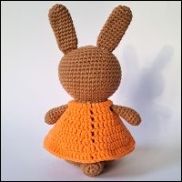 Product afbeelding amigurumi konijn achterkant Paaskonijn eierwarmer en amigurumi patroon