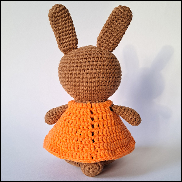 Product afbeelding amigurumi konijn achterkant Paaskonijn eierwarmer en amigurumi patroon