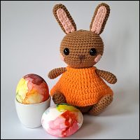 Product afbeelding amigurumi konijn voorkant met eieren Paaskonijn eierwarmer en amigurumi patroon