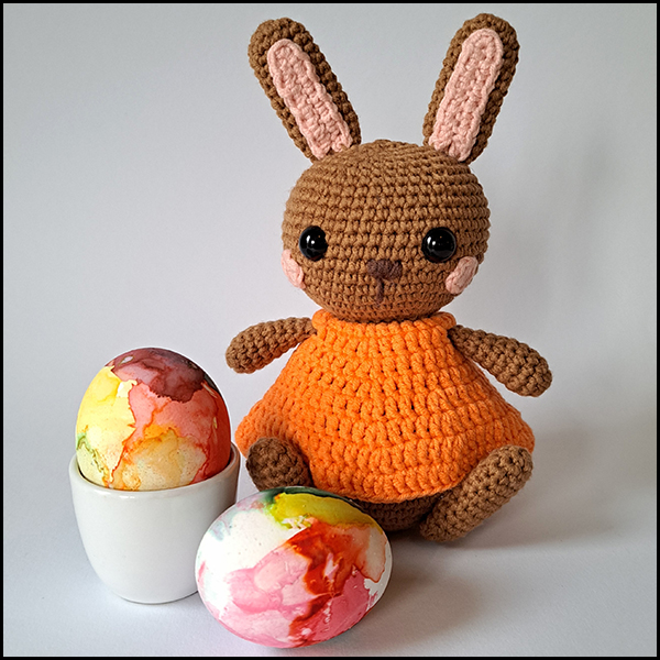 Product afbeelding amigurumi konijn voorkant met eieren Paaskonijn eierwarmer en amigurumi patroon
