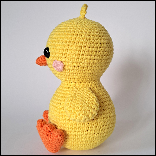 Product afbeelding amigurumi kuiken zijkant Kuiken eierwarmer en amigurumi patroon