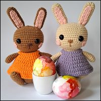 Product afbeelding eierwarmer en amigurumi konijn voorkant met eieren Paaskonijn eierwarmer en amigurumi patroon