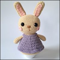 Product afbeelding eierwarmer konijn voorkant Paaskonijn eierwarmer en amigurumi patroon