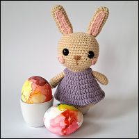 Product afbeelding eierwarmer konijn voorkant met eieren Paaskonijn eierwarmer en amigurumi patroon