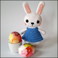 Product afbeelding eierwarmer konijn voorkant met eieren wit Paaskonijn eierwarmer en amigurumi patroon