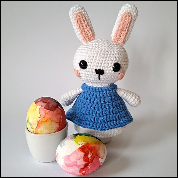 Product afbeelding eierwarmer konijn voorkant met eieren wit Paaskonijn eierwarmer en amigurumi patroon