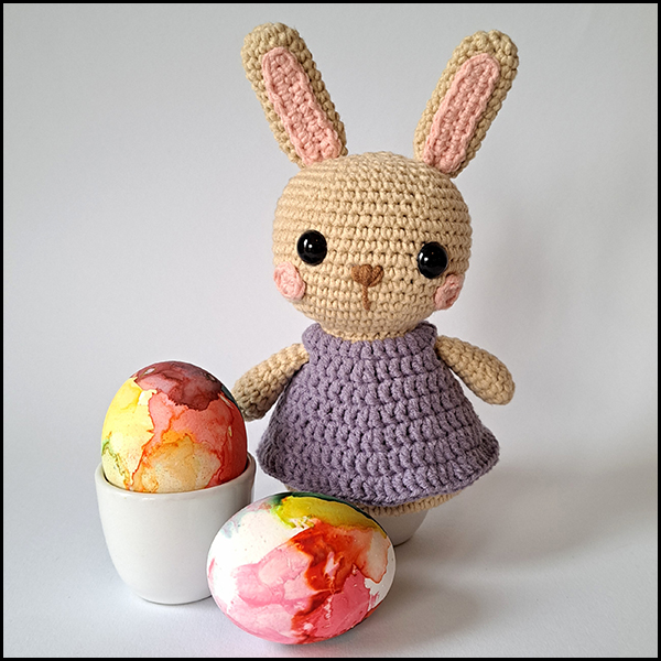 Product afbeelding eierwarmer konijn voorkant met eieren Paaskonijn eierwarmer en amigurumi patroon