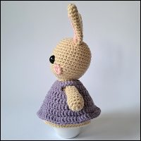 Product afbeelding eierwarmer konijn zijkant Paaskonijn eierwarmer en amigurumi patroon