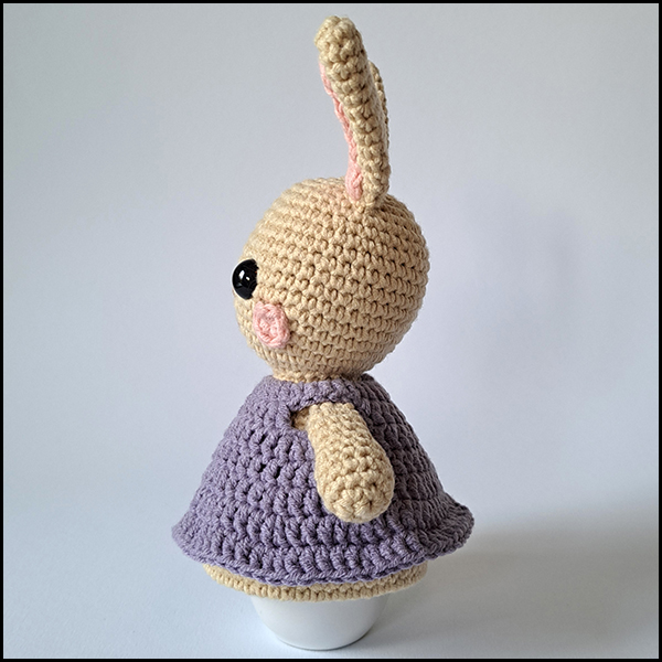 Product afbeelding eierwarmer konijn zijkant Paaskonijn eierwarmer en amigurumi patroon