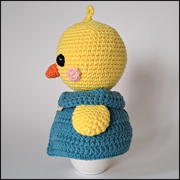 Product afbeelding eierwarmer kuiken zijkant Kuiken eierwarmer en amigurumi patroon