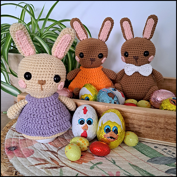 Product afbeelding konijnen samen Paaskonijn eierwarmer en amigurumi patroon